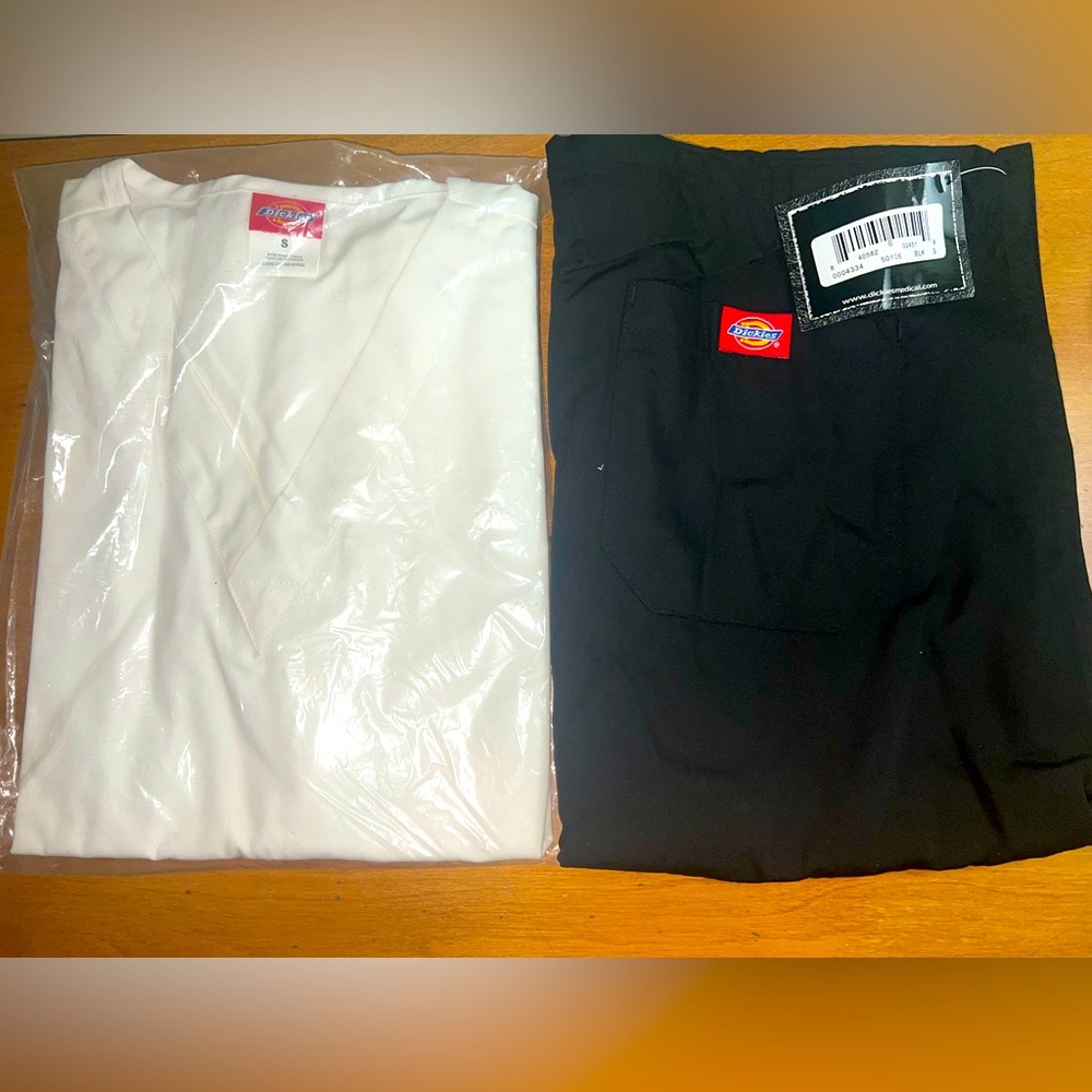 💉👩‍⚕️🩺 Dickies Medical Brand Nurse Outfit 💉👩‍⚕️🩺
Size: Small (Pants Shirt)